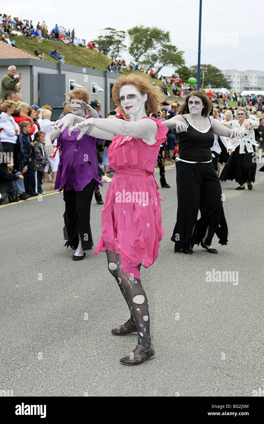 Hommage à Michael Jackson avec des femmes habillées comme des zombies défilent dans le Carnaval de Swanage Dorset Angleterre Banque D'Images