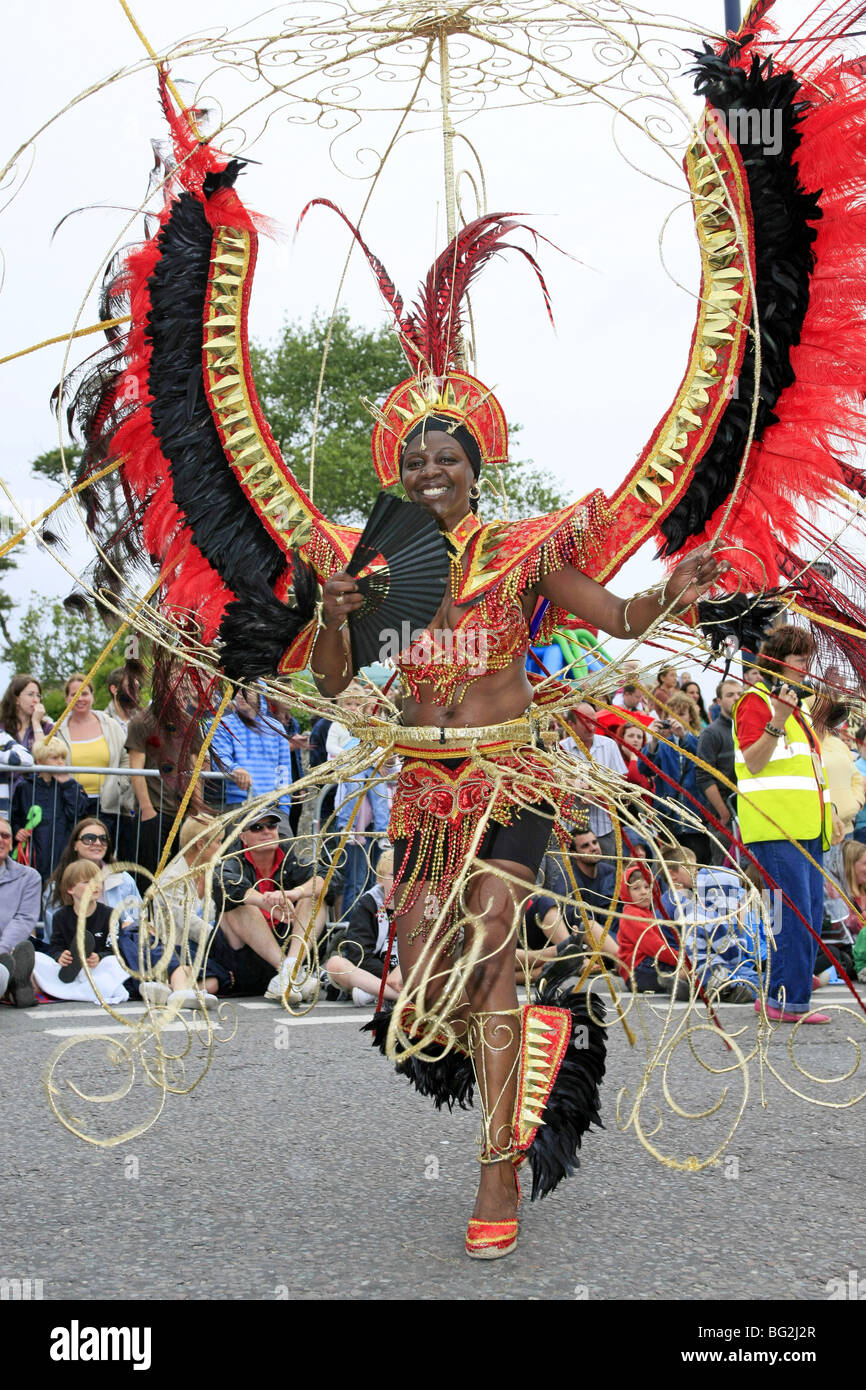 Femme danseuse jamaïcaine qui prennent part à l'Angleterre Swanage Dorset Carnaval Banque D'Images