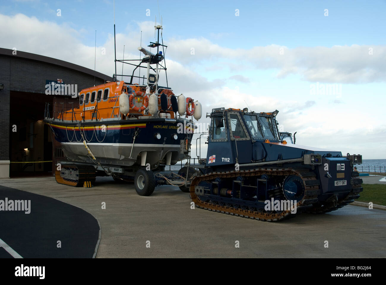 La RNLI lifeboat (Hoylake Lady de Hilbre) et l'unité du tracteur à l'extérieur de la station de sauvetage de nouveau sur la Péninsule de Wirral Banque D'Images