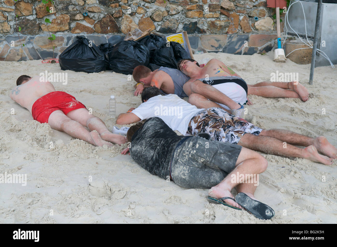 Les gens endormi sur la plage après la Full Moon Party Haad Rin Koh Phangan, Thaïlande Banque D'Images