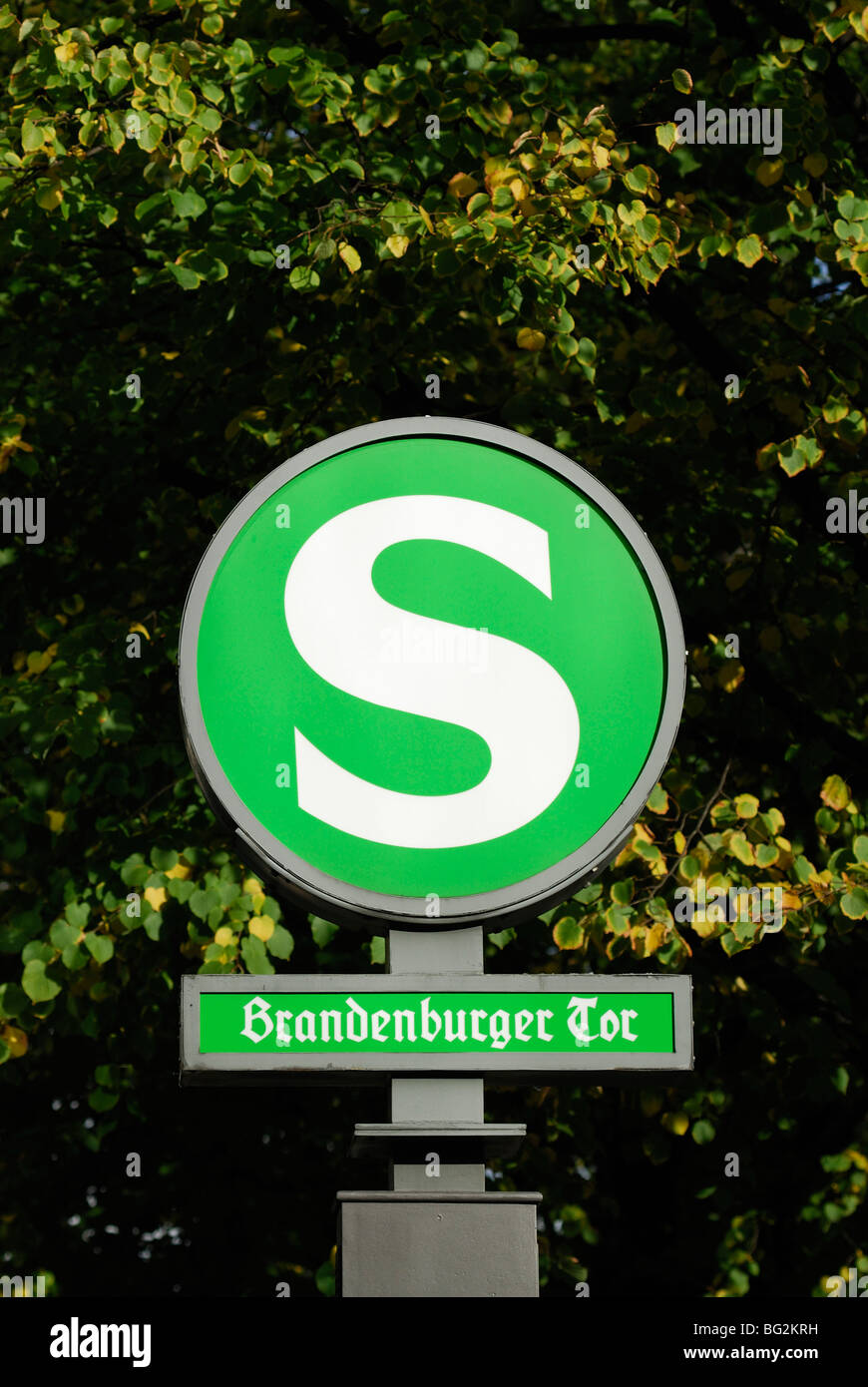 Berlin. L'Allemagne. Inscrivez-S-Bahn Brandenburger Tor. Banque D'Images