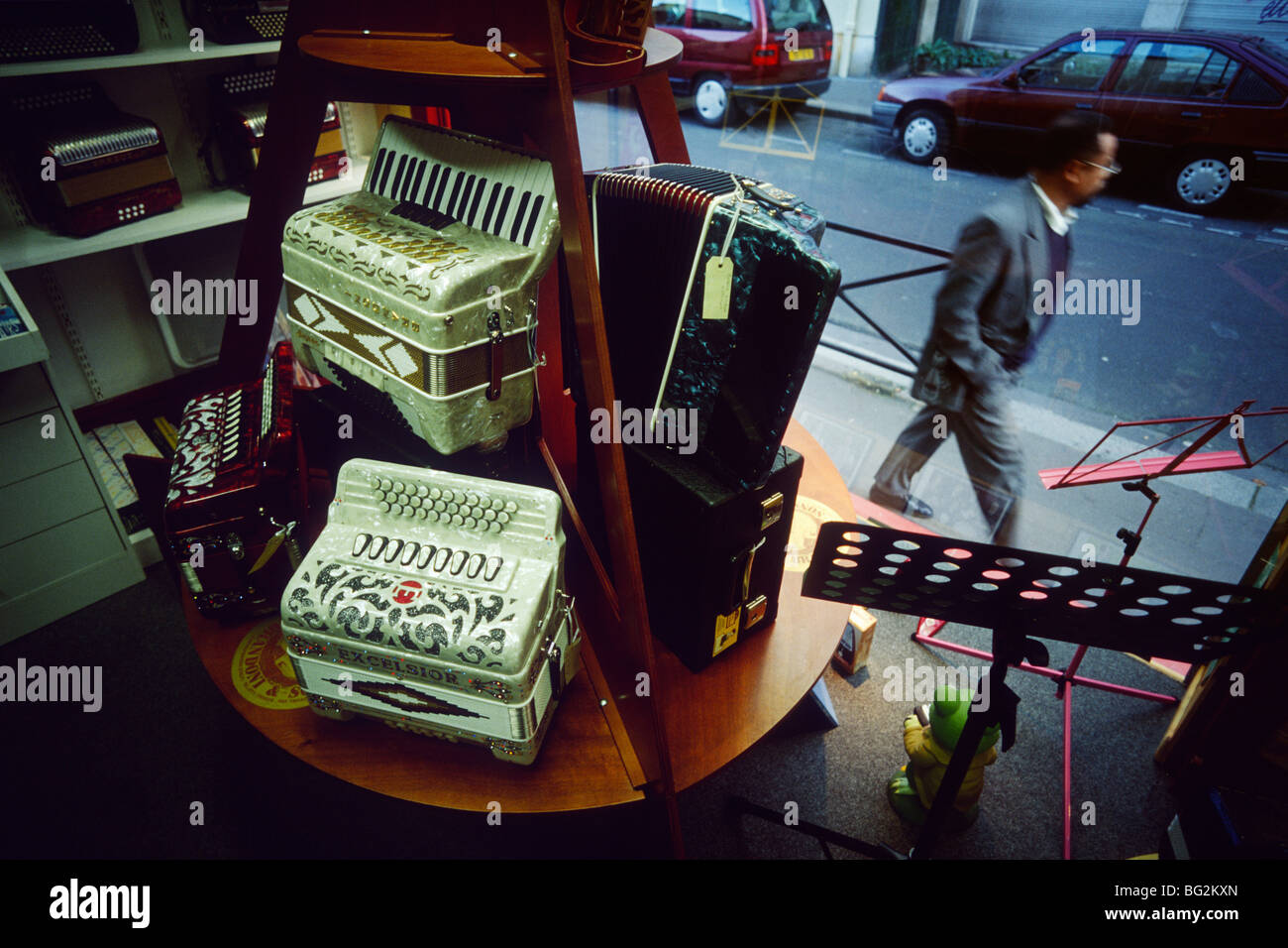 Paris. La France. La boutique rue Daguerre Paris Accordeon accordians vente depuis 1944. 14ème arrondissement. Banque D'Images