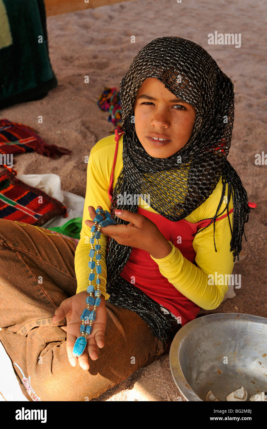 Young Girl holding Bédouin collier pour vente, Sinaï, Égypte Banque D'Images