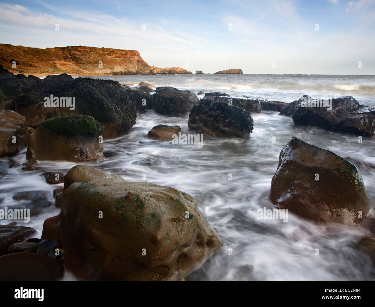 Marée tourbillonnants à Saltwick Bay, North Yorkshire Banque D'Images