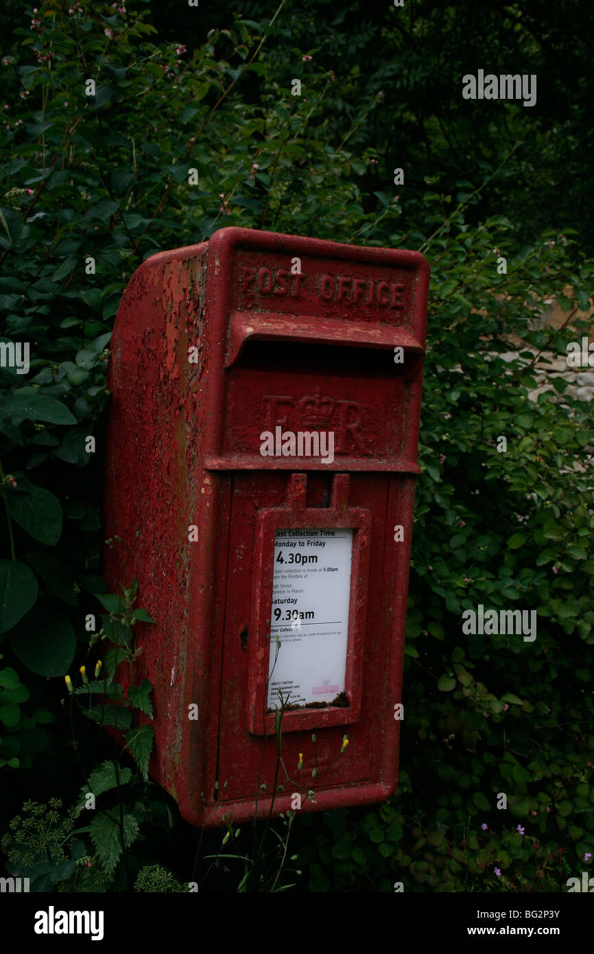 Ancienne boite aux lettres rurales, Cotswolds, en Angleterre, Royaume-Uni Banque D'Images