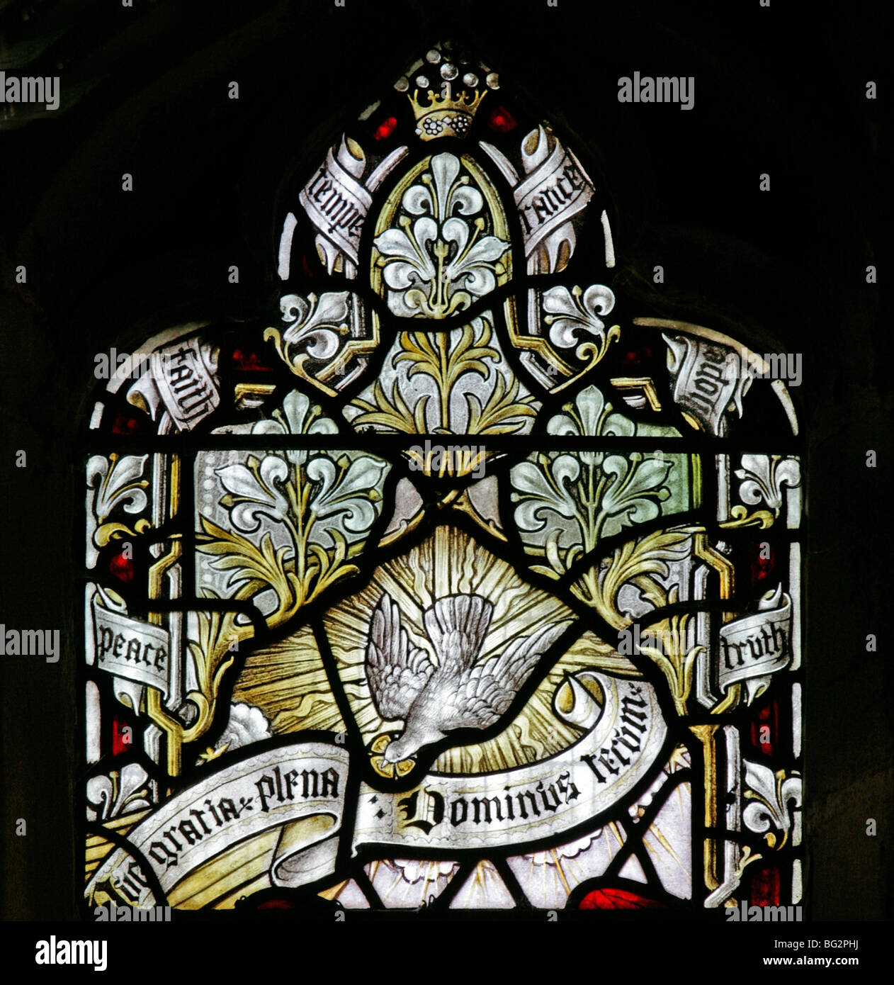 Détail d'un vitrail de Charles E.Steel représentant la colombe blanche du Saint-Esprit, église St Giles, Exhall, Warwickshire Banque D'Images