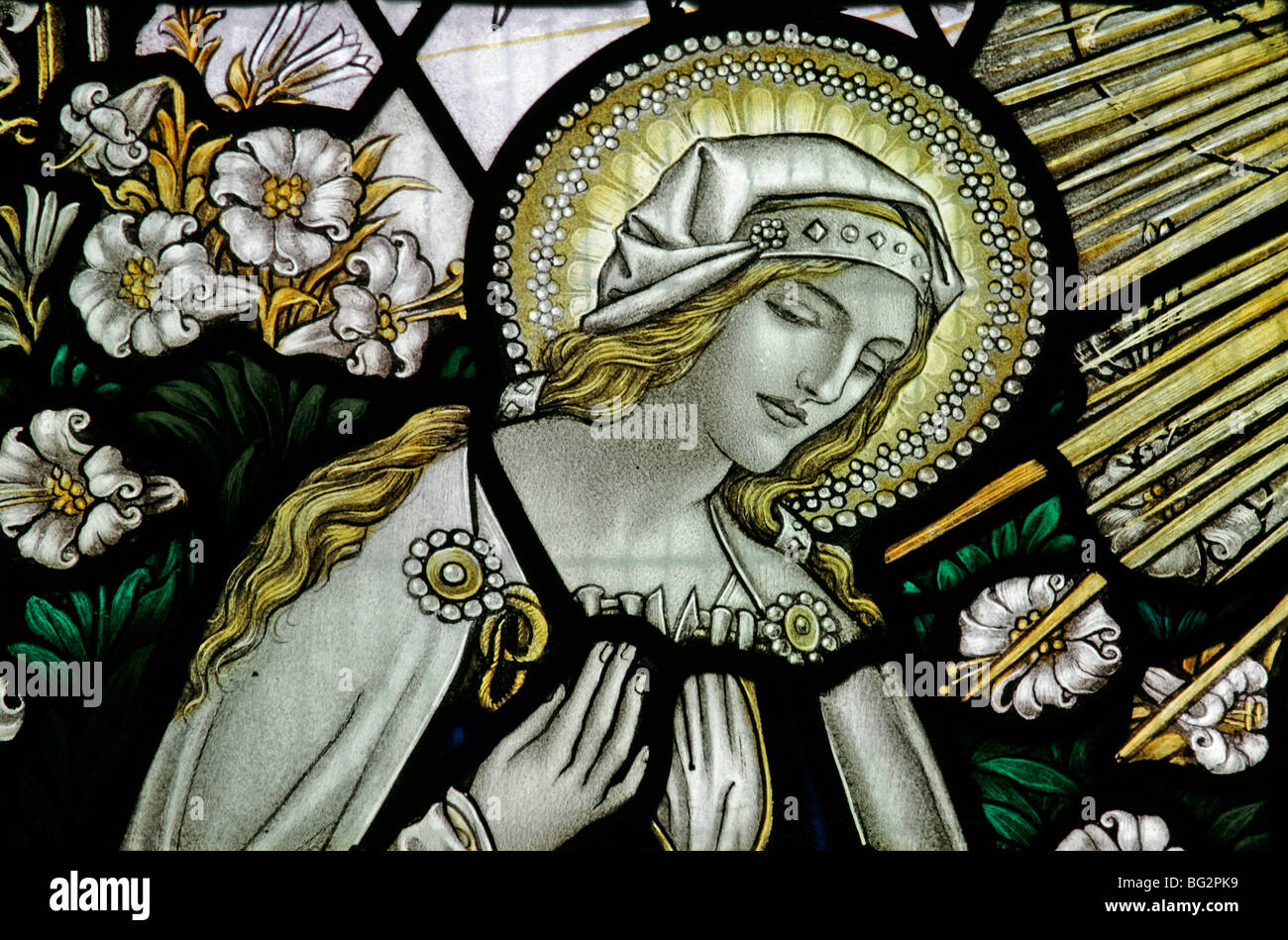 Détail d'un vitrail de Charles E.Steel représentant la Vierge Marie à l'Annonciation, église St Giles, Exhall, Alcester, Warwickshire Banque D'Images