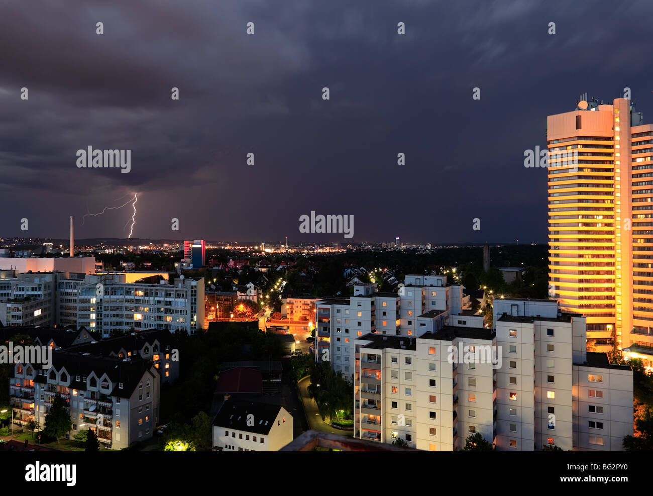 Éclair au-dessus de la ville de Francfort, Allemagne Banque D'Images