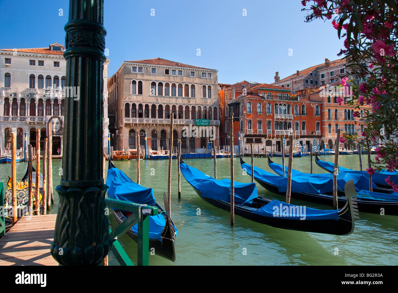 Gondoles amarré le long du Grand Canal - Venise Vénétie Italie Banque D'Images