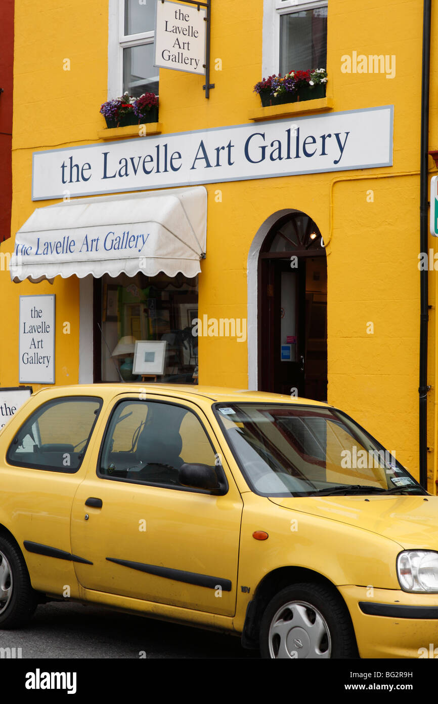 Voiture jaune en face d'une maison jaune l'Lavelle Art Gallery de Clifden, le Connemara, Irlande Banque D'Images