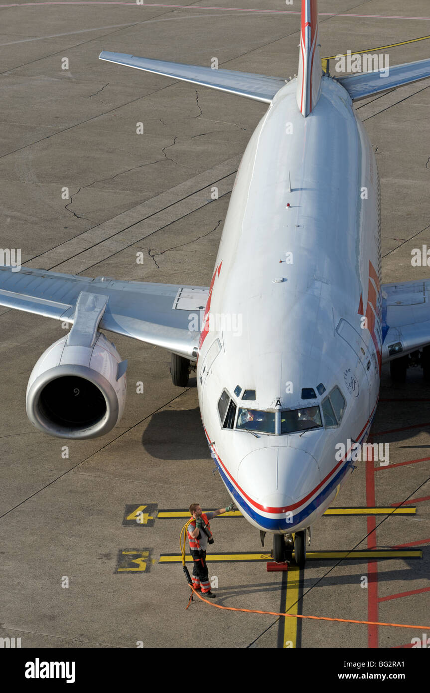 Le personnel au sol avec un Boeing 737 avion de passagers Banque D'Images