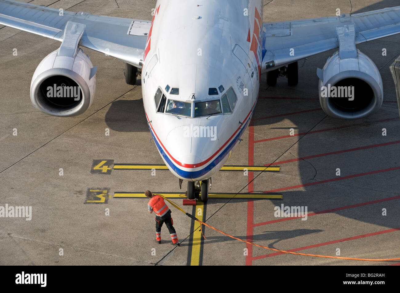 Le personnel au sol avec un Boeing 737 avion de passagers Banque D'Images