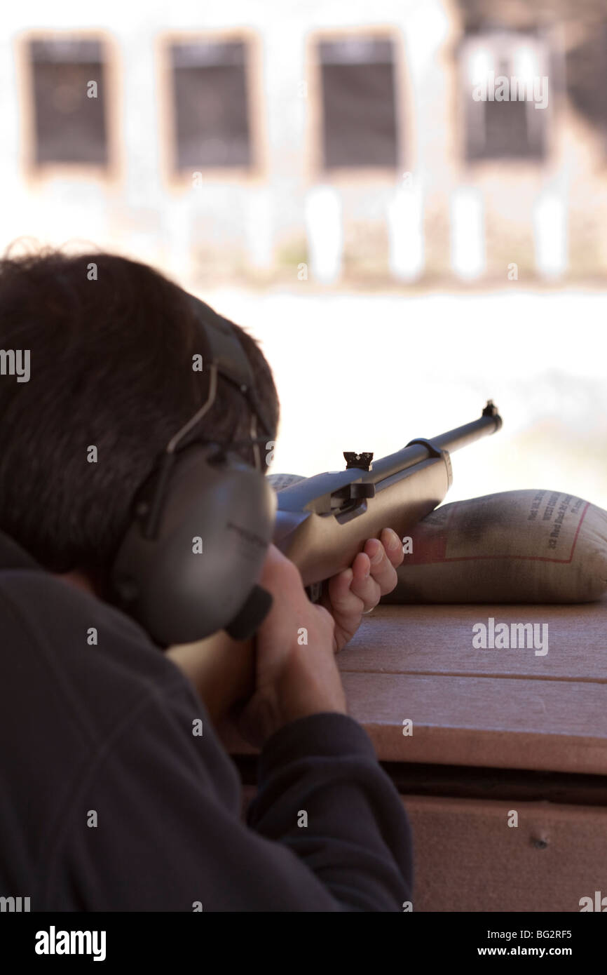 Le but de l'homme au fusil Ruger 10/22 cibles à Los Altos Club de chasse et de tir en plein air Banque D'Images