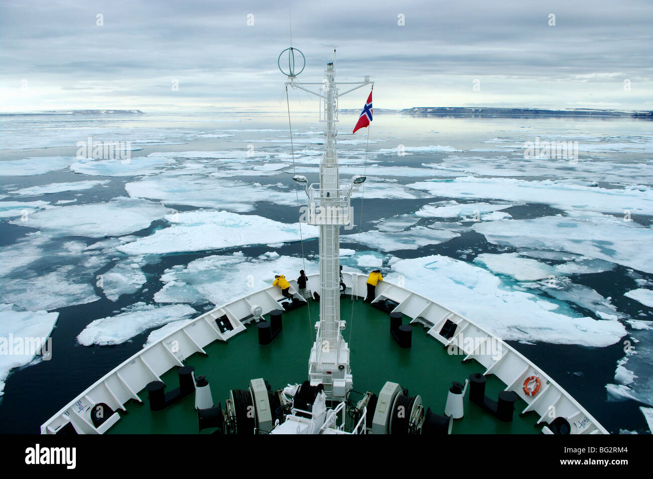 Sergey Vavilov , un navire russe, briser la glace à Svalbard, Norvège Banque D'Images