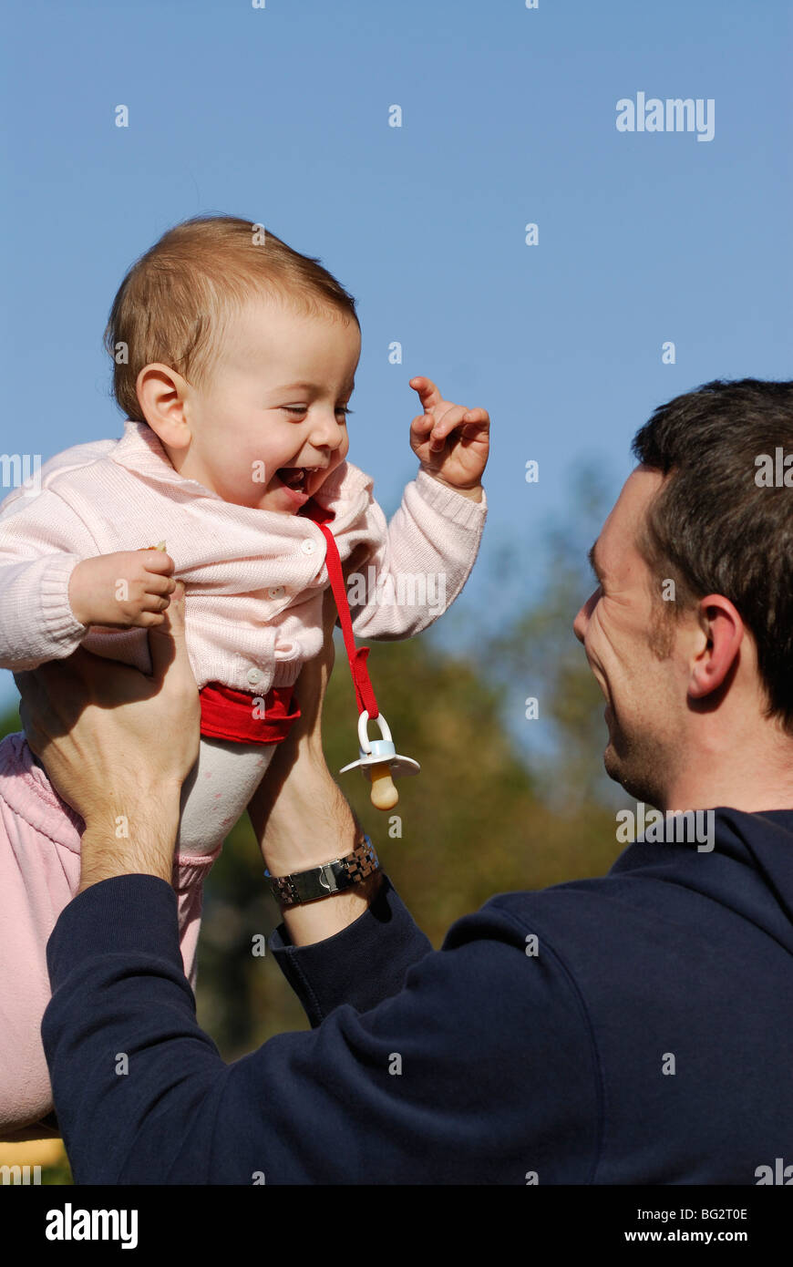 Père de 1 ans et sa petite fille à l'air. Banque D'Images