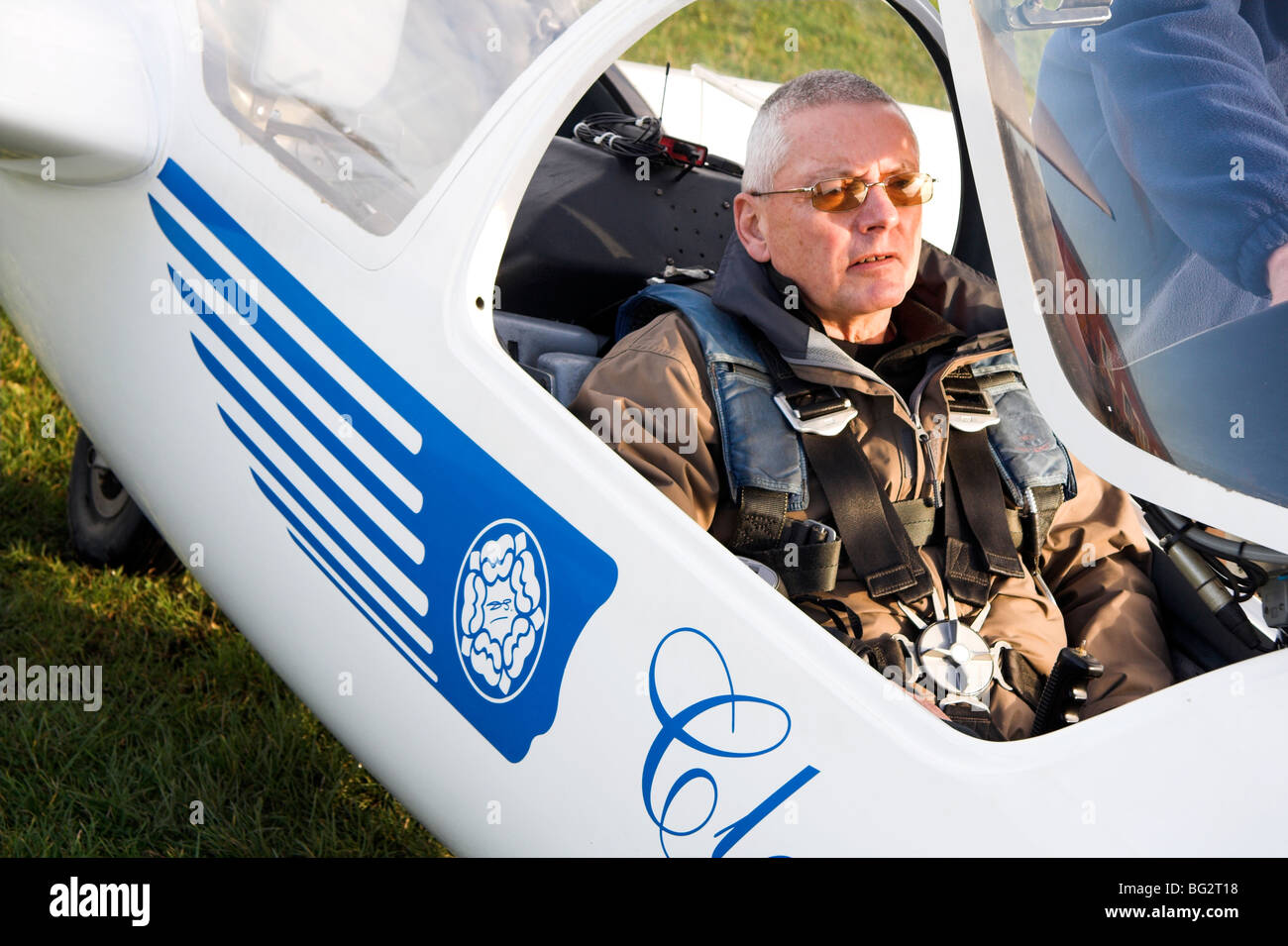 L'homme ayant une leçon de vol à voile, club de vol à Yorkshire, Sutton Bank, North Yorkshire, England, UK Banque D'Images