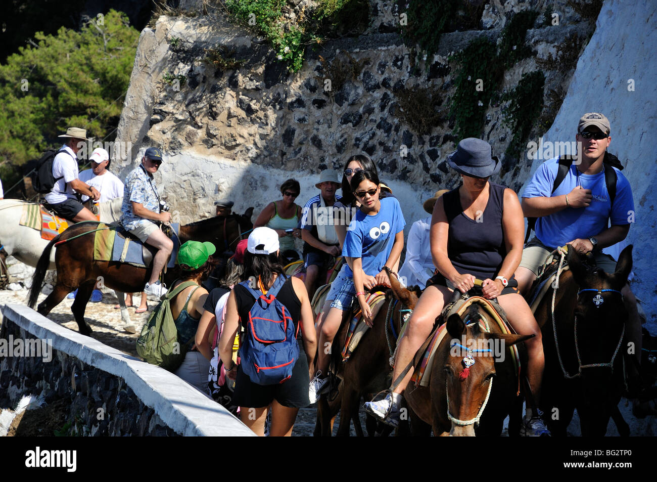 Les touristes provenant de navires de croisière, école d'ânes et de mules sur la route de la ville de Fira, Santorini Island, Grèce Banque D'Images