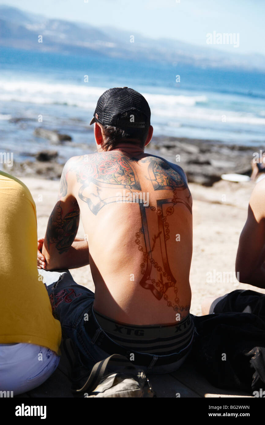 L'homme tatoué sur le dos avec la compétition de surf en Espagne regarder Banque D'Images