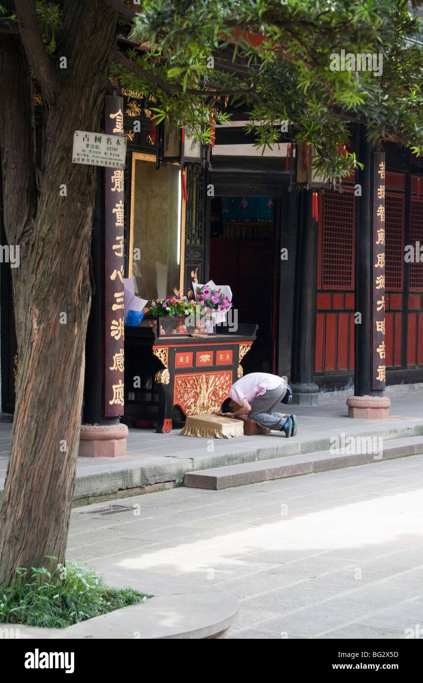 L'homme lui-même se prosterner devant d'autel au monastère de Wenshu (Xin Xiang Temple) Banque D'Images