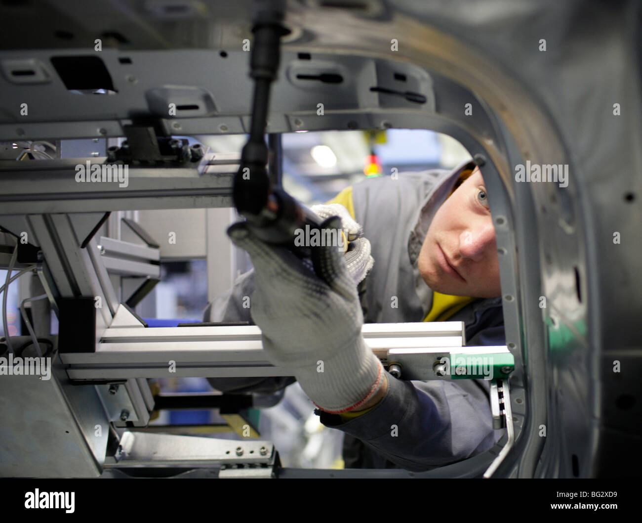 Au travailleur de production Tiguan et Touran chez Auto 5000 Gmbh Banque D'Images