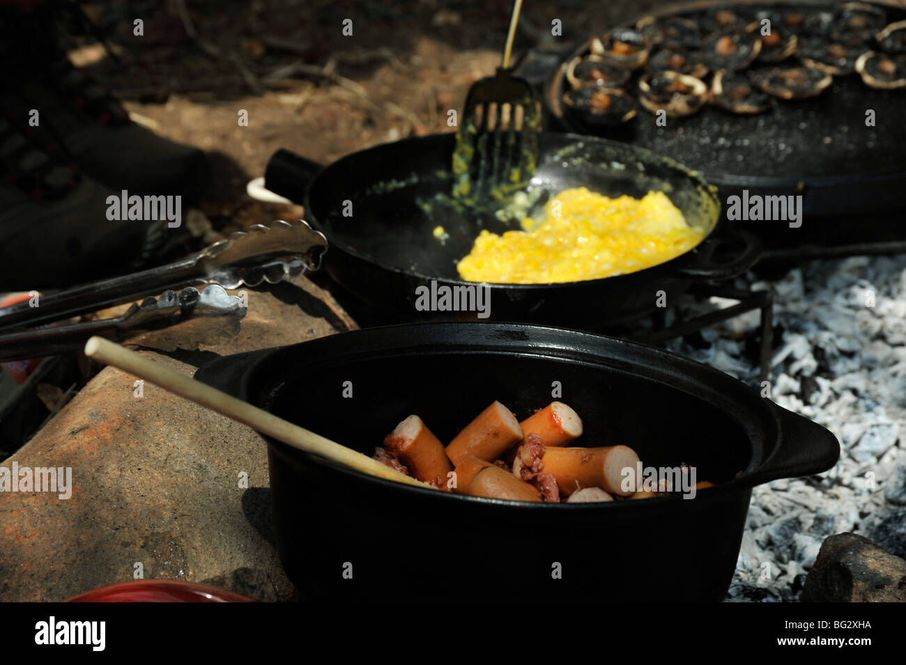 Scène de cuisine avec des oeufs brouillés et des saucisses sur feu de l'Afrique du Sud Billet d'hôtes Still Life Banque D'Images