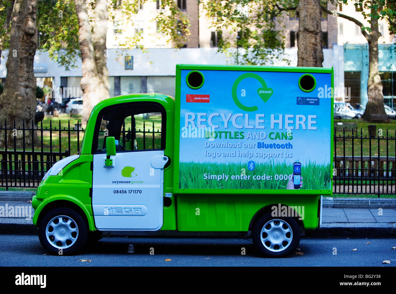 Vert Seymore recyclage MEGA van, Berkeley Square, Mayfair, Londres, Angleterre, Royaume-Uni, Europe Banque D'Images