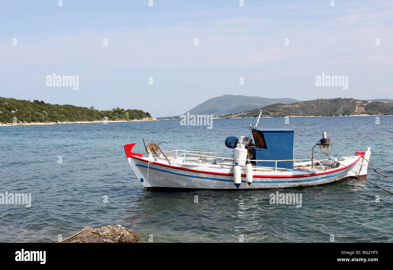 Petit bateau de pêche familiale dans la mer à Lekas l'une des îles Ioniennes en Grèce Banque D'Images