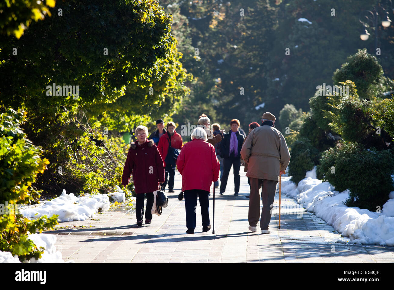 Les personnes âgées de marcher dans un parc, Swieradow Zdroj health resort, Pologne Banque D'Images