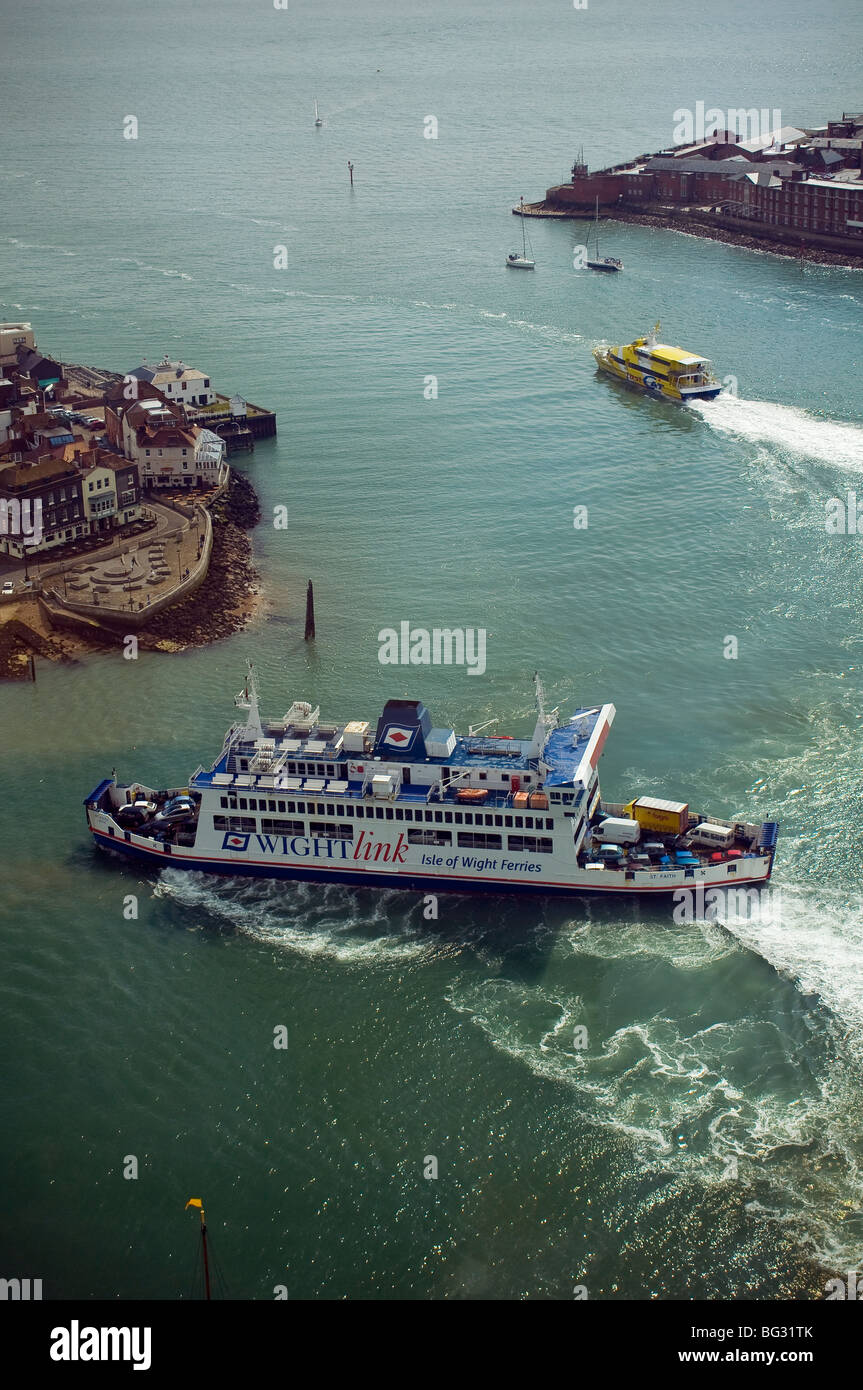 Ferry de Portsmouth Wightlink embarquement pour l'île de Wight vu du haut de la tour Spinnaker Banque D'Images