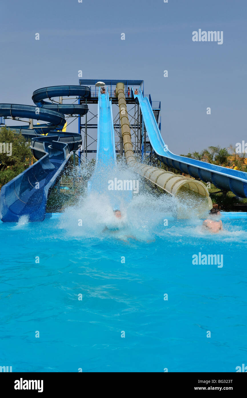 Parc à thème de l'eau ou l'Aquapark, excitant les diapositives et les canaux. Visages méconnaissables. Banque D'Images