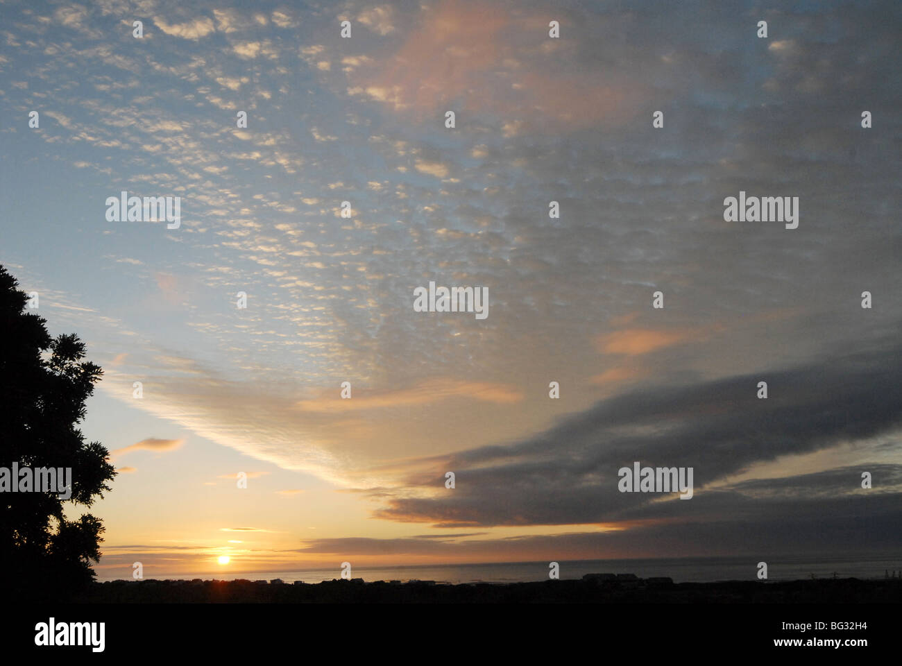 Un lever de décembre avec Alto cumulus nuages sur l'océan Indien à Betty's Bay, dans la province du Cap, Afrique du Sud Banque D'Images