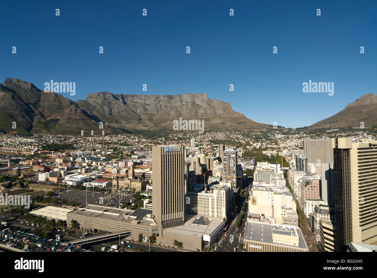 Une vue sur Cape Town CBD et la montagne de la table à partir de la construction de l'ABSA, Adderley St, Afrique du Sud Banque D'Images