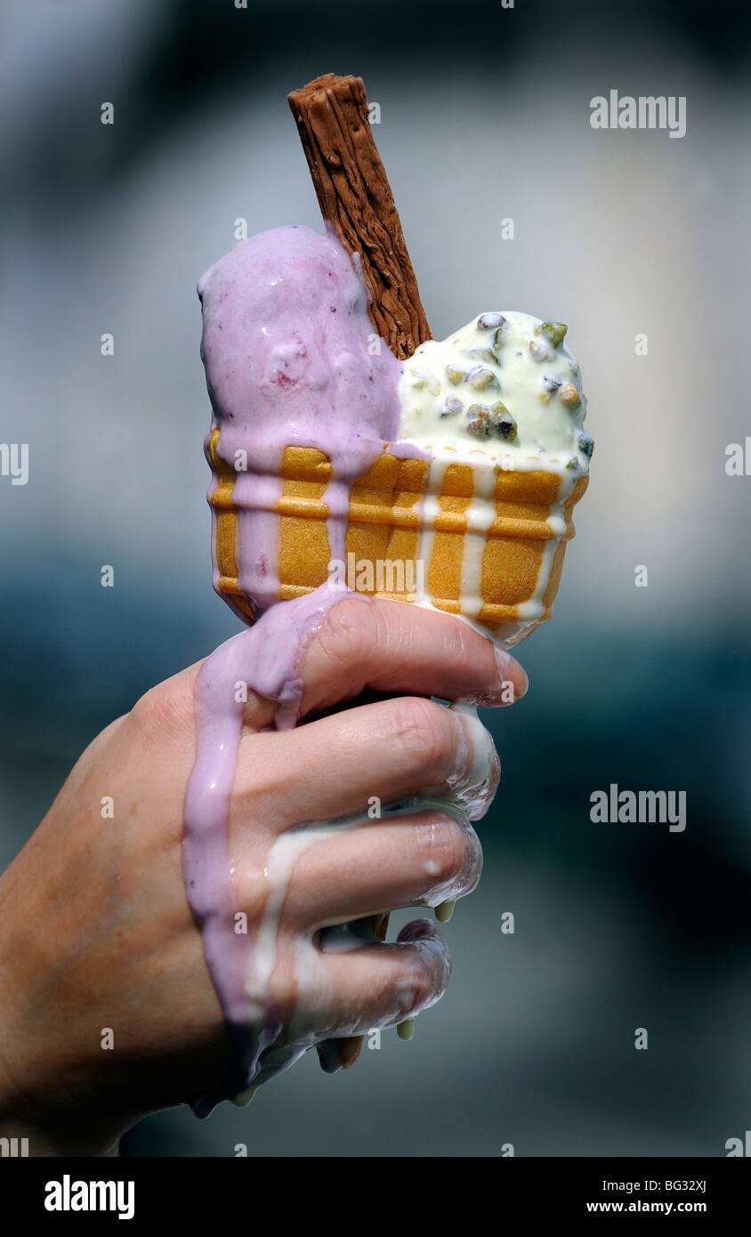 La fonte des glaces en cornet sur chaude journée. Banque D'Images
