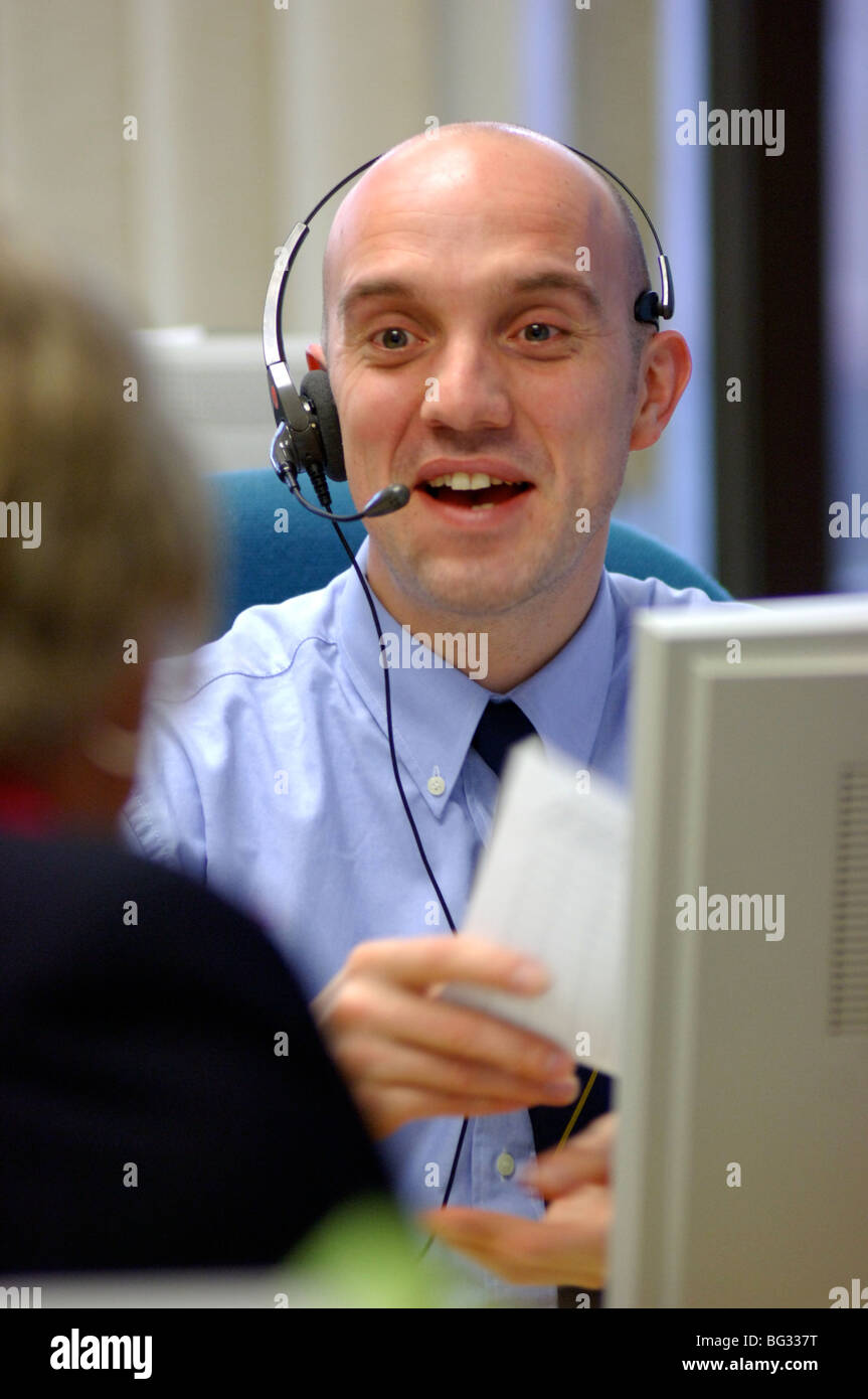 Image Photo d'assistance client de parler à l'assistant client sur téléphone portable avec casque London UK Banque D'Images