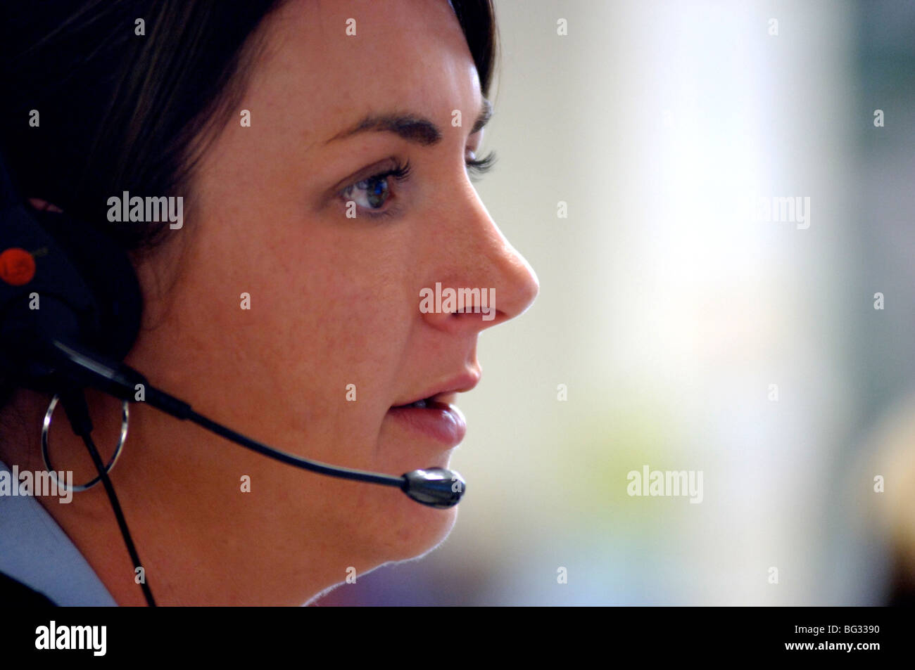 Image Photo d'assistance client de parler à l'assistant client sur téléphone portable avec casque London UK Banque D'Images