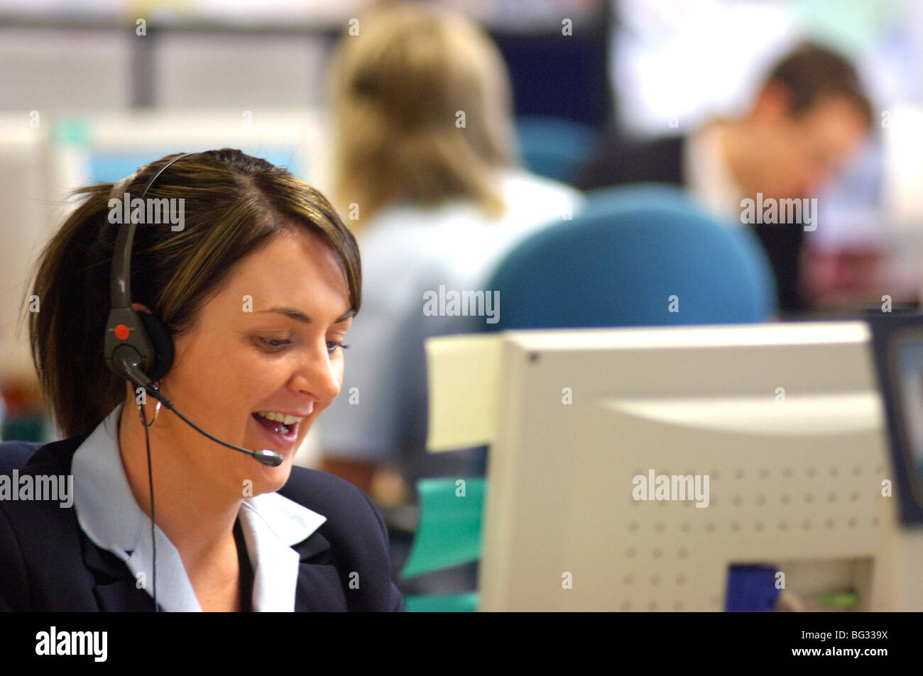 Image Photo d'aider l'opérateur de support client client sur le téléphone dans les bureaux de Londres au Royaume-Uni. Banque D'Images