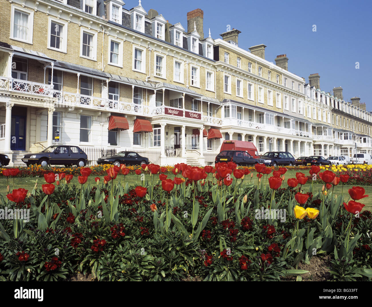 Worthing West Sussex England Royaume-Uni. Hôtels sur Marine Parade au printemps avec des tulipes dans les jardins de bord de mer en été Banque D'Images