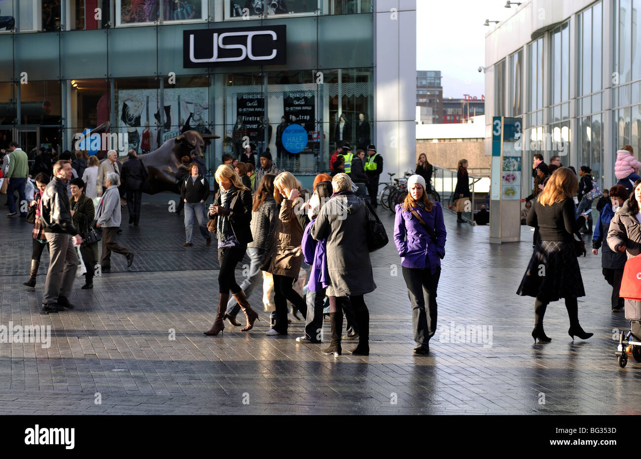Les acheteurs de Noël, centre commercial Bullring, Birmingham, Angleterre, RU Banque D'Images