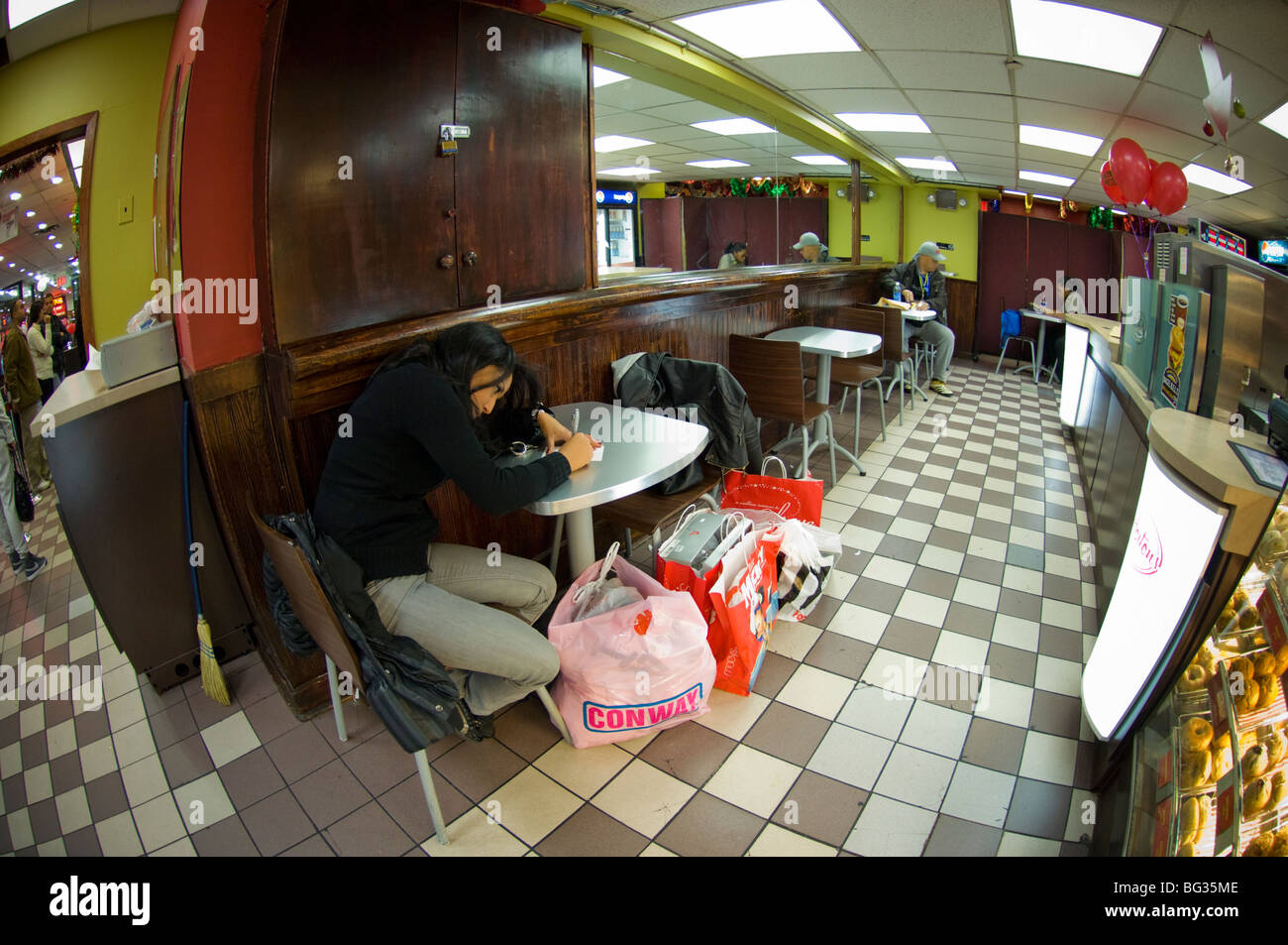 Un nouveau client à un café Tim Horton's et Bake shop dans le quartier de Midtown à New York, le dimanche, 29 novembre 2009. (© Frances M. Roberts) Banque D'Images