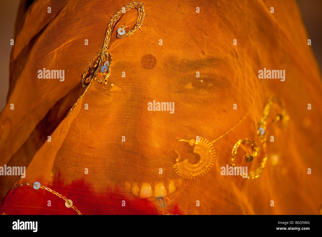 Femme Rajput hindou voilée à la foire de chameau à Pushkar Inde Banque D'Images