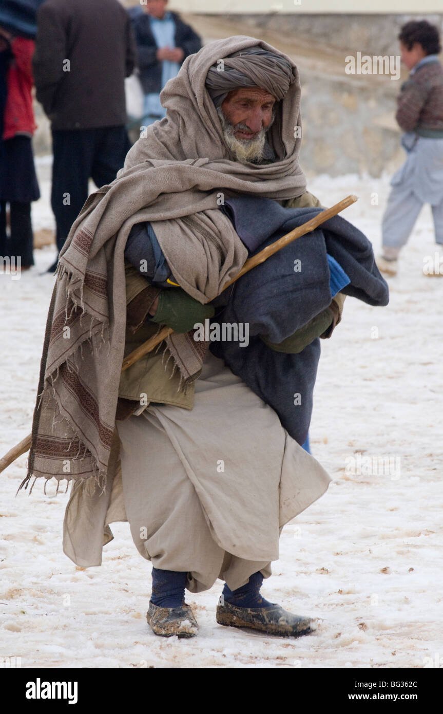 Les familles afghanes pauvres reçoivent des fournitures de secours à froid pour les aider dans l'hiver dans le nord de l'Afghanistan. Banque D'Images