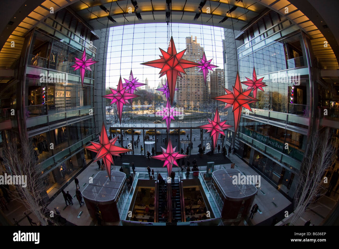 Les lumières de Noël au Time Warner Center de New York le dimanche, Novembre 29, 2009. (© Frances M. Roberts) Banque D'Images