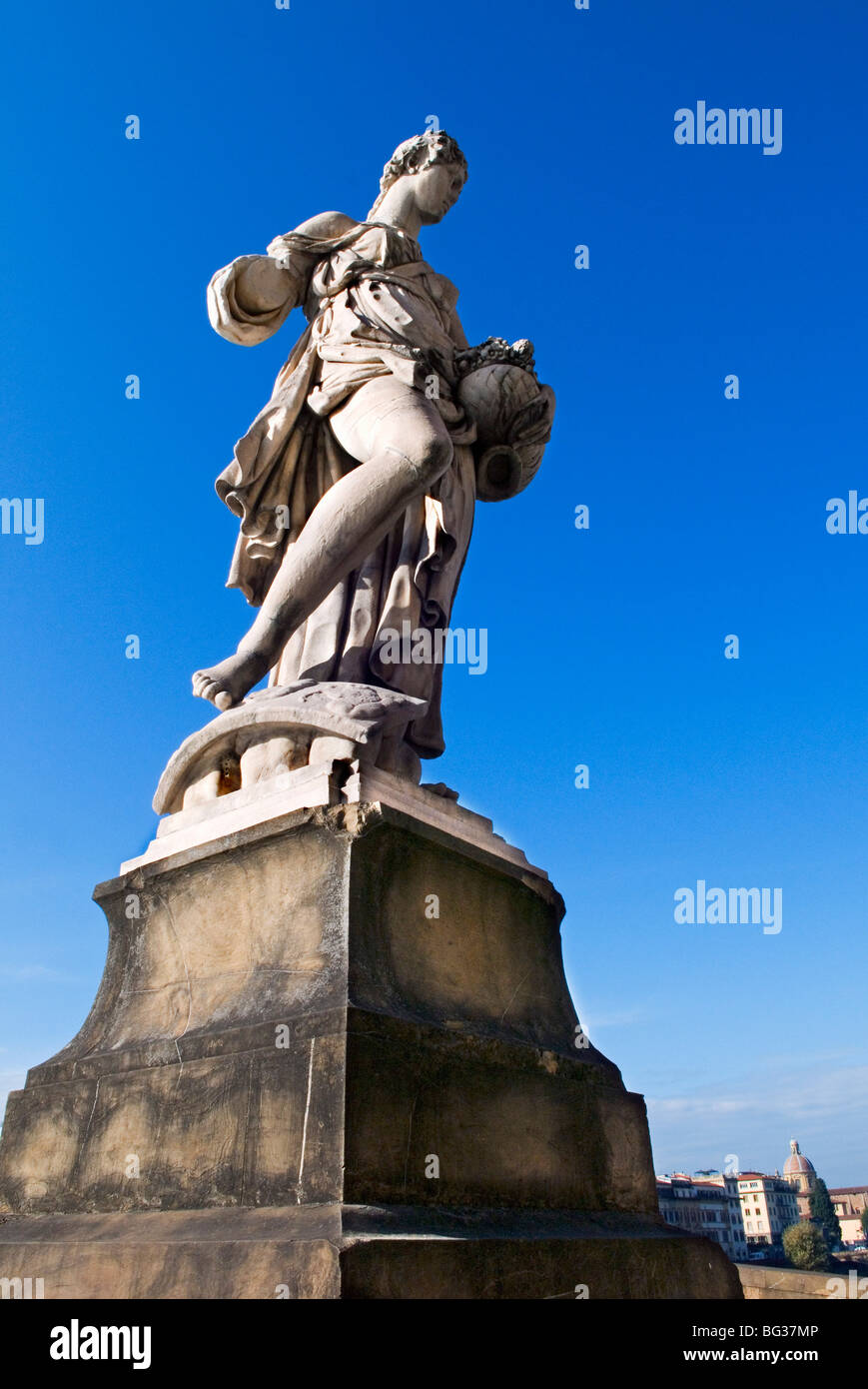 Statue du printemps, le Ponte Santa Trinita, Florence (Firenze), Toscane, Italie, Europe Banque D'Images