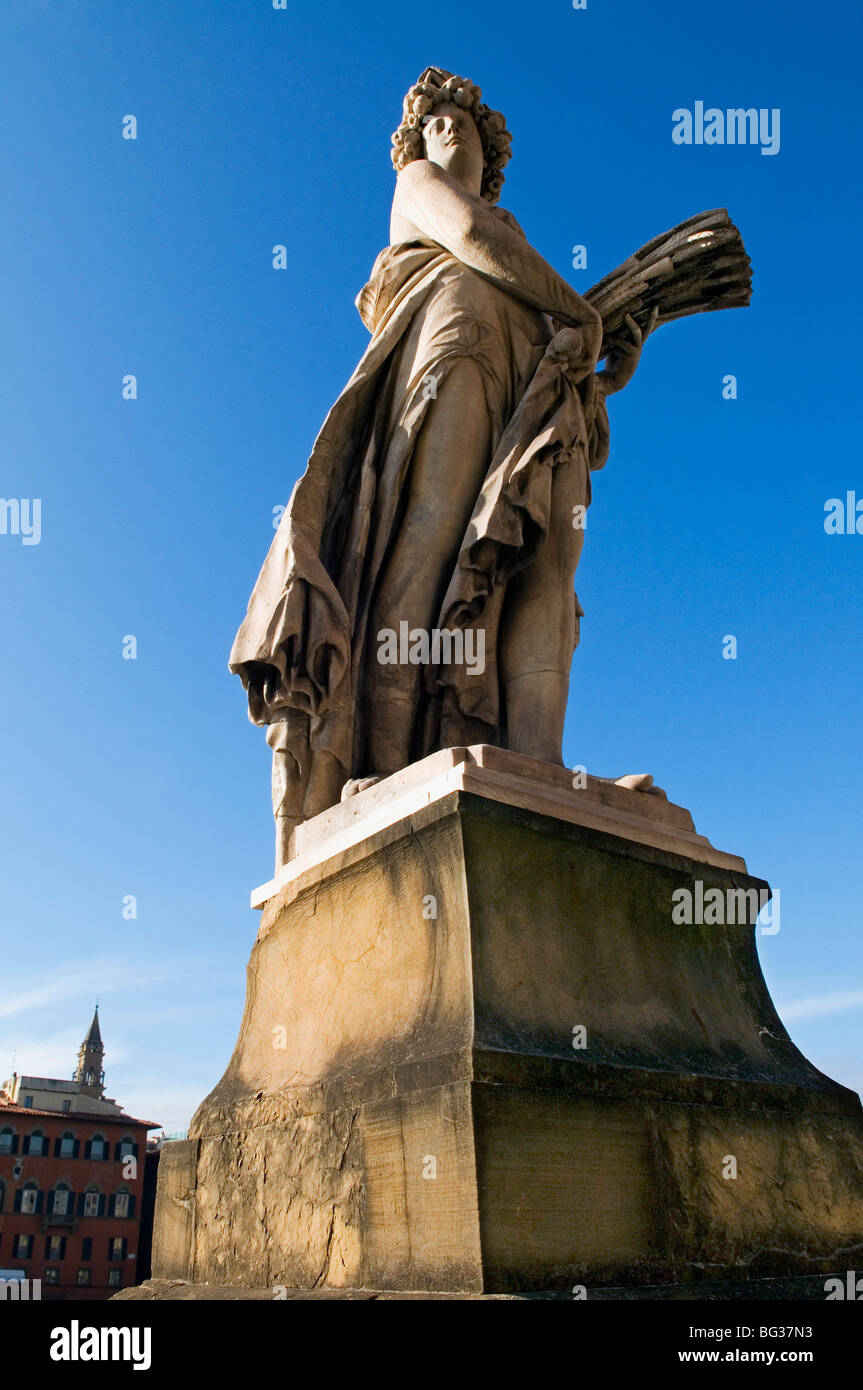Statue de l'été, le Ponte Santa Trinita, Florence (Firenze), Toscane, Italie, Europe Banque D'Images