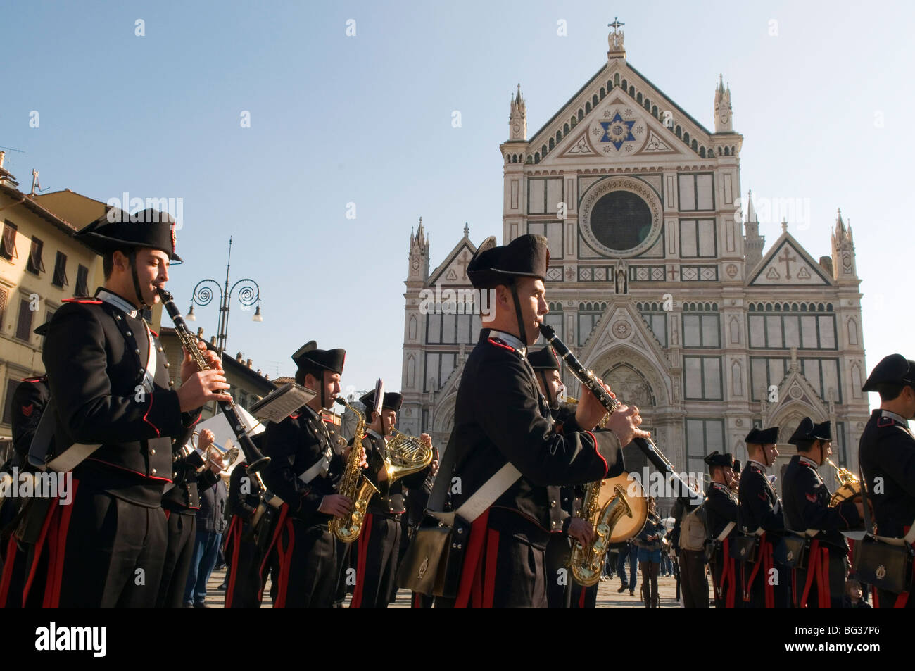 Le groupe de carabiniers dans la place Santa Croce, Florence (Firenze), Toscane, Italie, Europe Banque D'Images