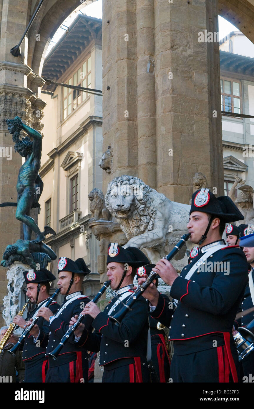 Le groupe de carabiniers à Loggia dei Lanzi, Florence (Firenze), Toscane, Italie, Europe Banque D'Images