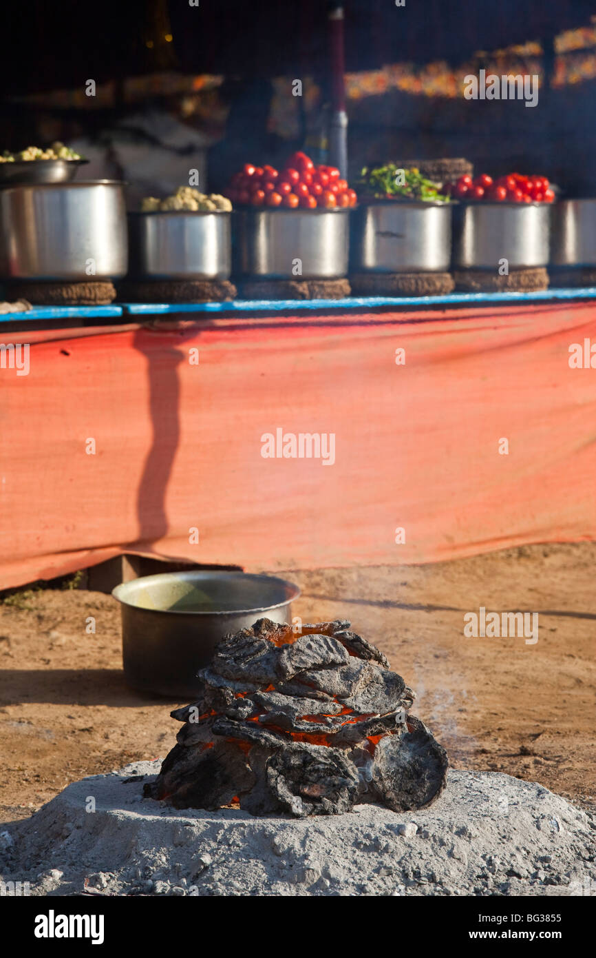 La bouse de chameau utilisé comme carburant en feu le chameau juste à Pushkar Inde Banque D'Images