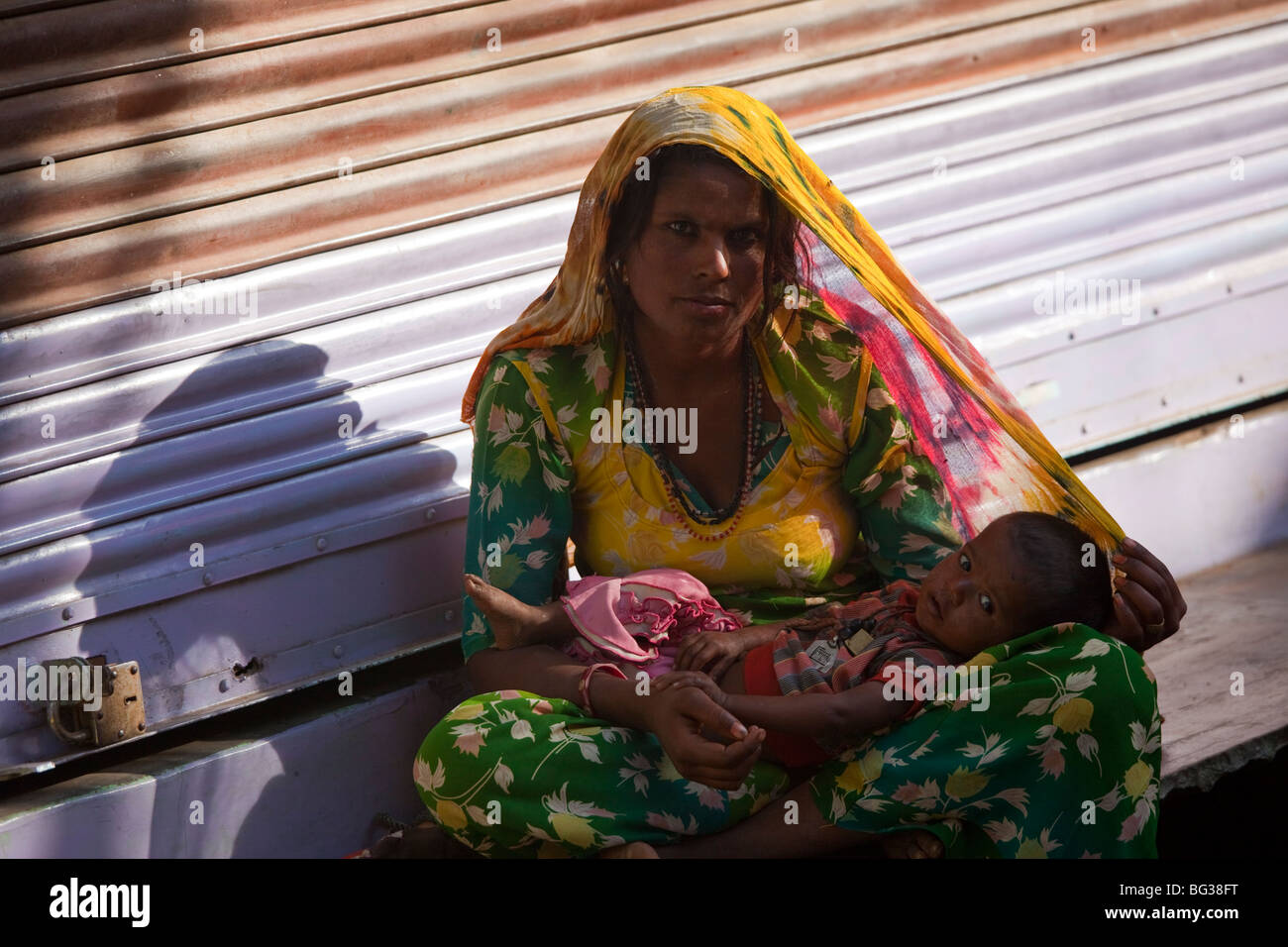 La mendicité femme et bébé dans Pushkar Inde Banque D'Images