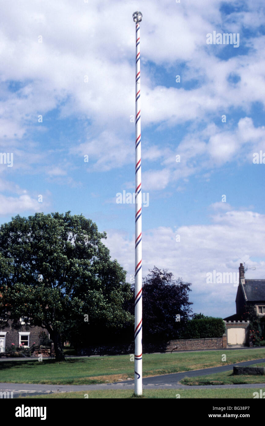 Aldborough Yorkshire, Maypole, traditionnel anglais England UK rayé vert village maypoles traditions tradition peut poteaux poteau Banque D'Images