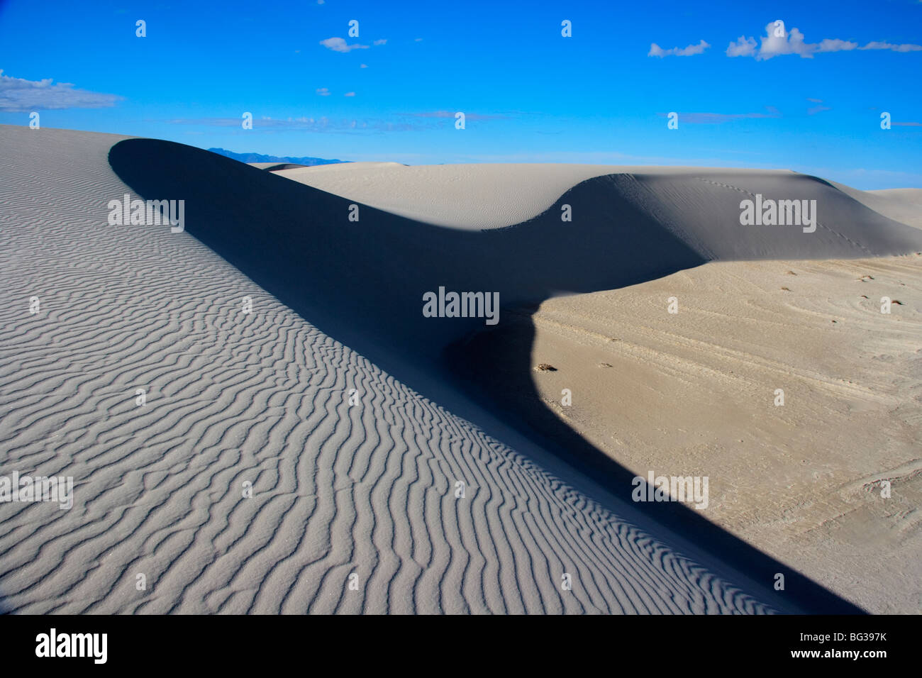 La maison des dunes de sable blanc de Nouveau Mexique. Ces dunes sont jamais déménagement en raison de l'effet des vents avec l'ondulation Banque D'Images